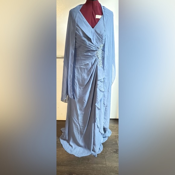 Elegant Blue Evening Gown Size 16 - Picture 8 of 11